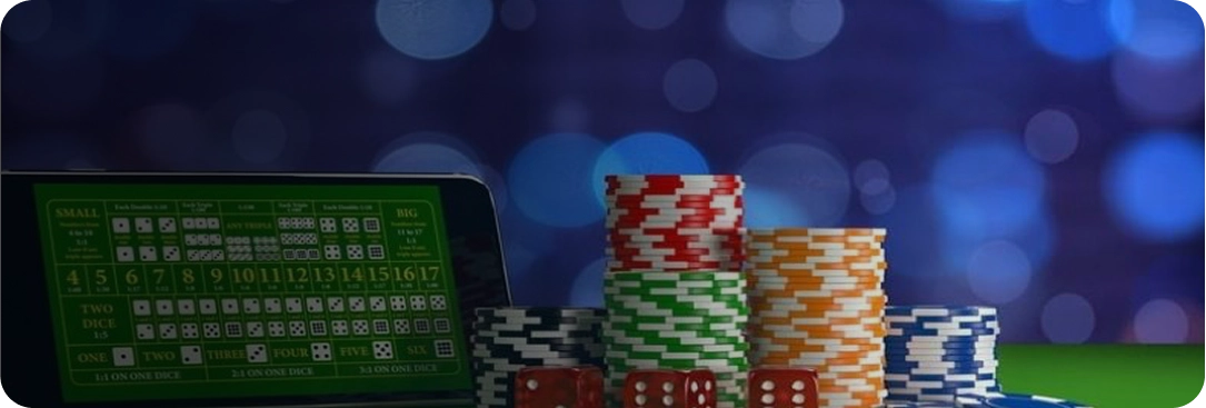 Xúc xắc và chip đặt trên bàn Tài xỉu lung linh huyền bí